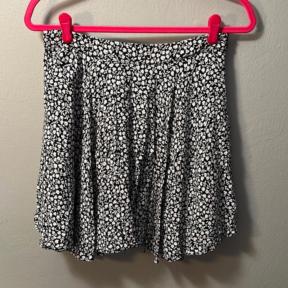 Francesca’s Floral Skirt with Zipper closure - Size M